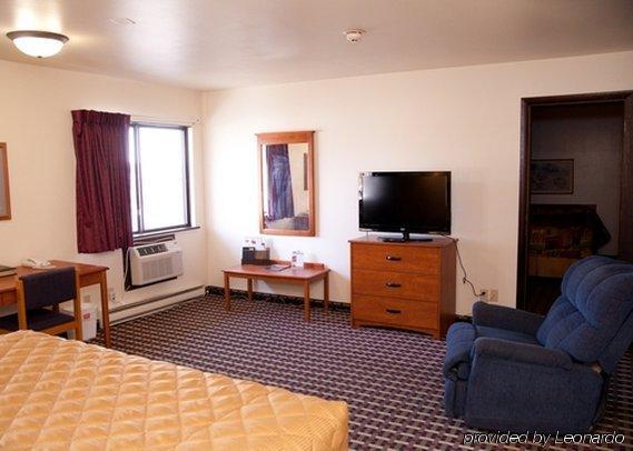 Econo Lodge Madison East Room photo